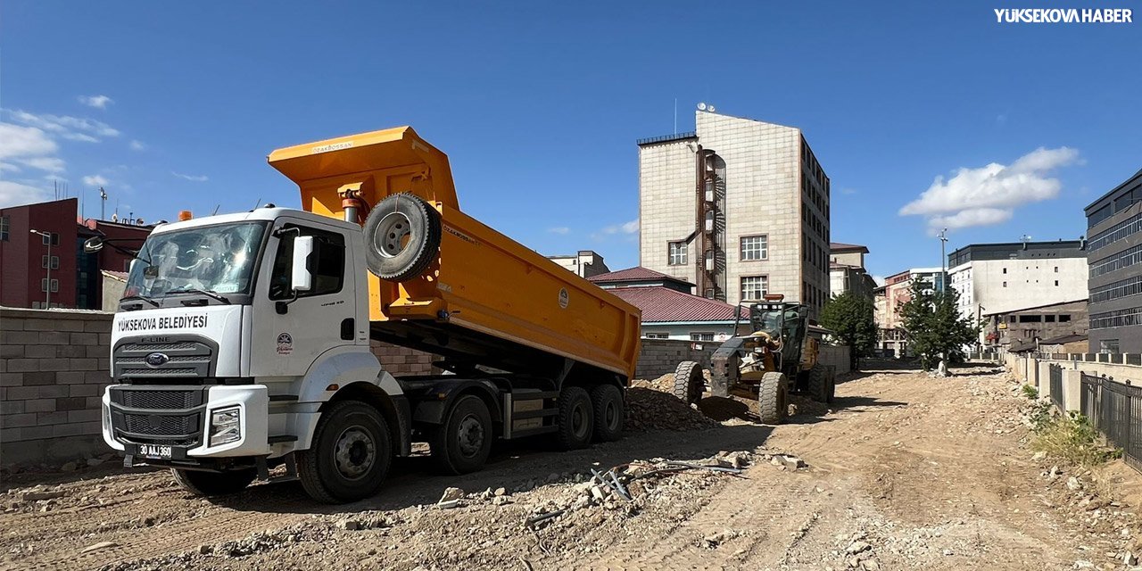 Yüksekova’da yol ve kaldırım çalışmaları sürüyor: Çaycı esnafına özel alan oluşturuldu