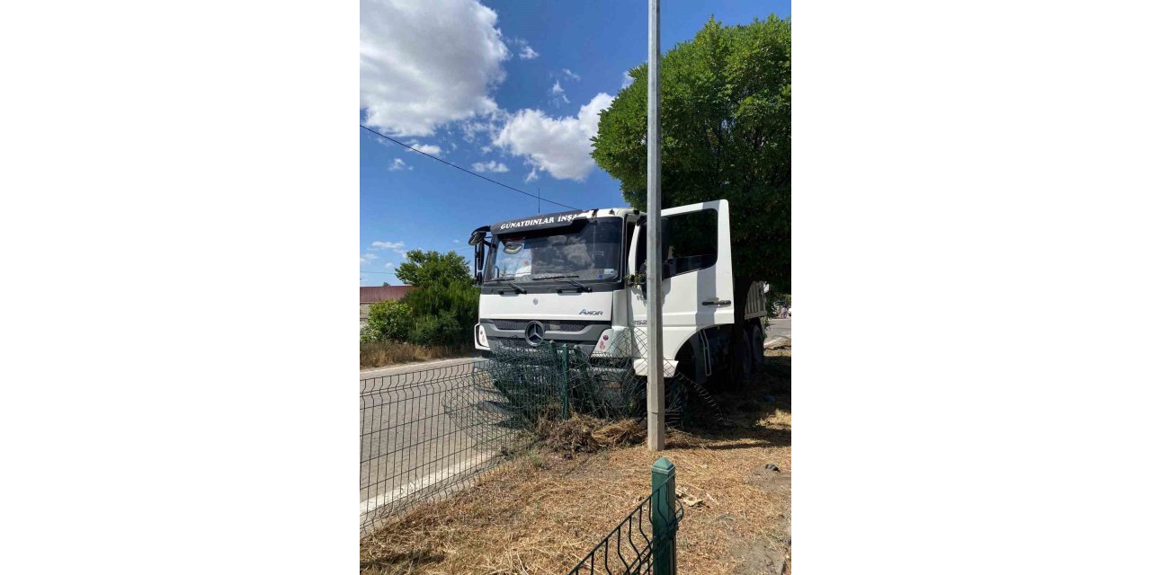 Elazığ’da lastiği patlayan kamyonun tel örgülere çarptığı kaza kameralara yansıdı