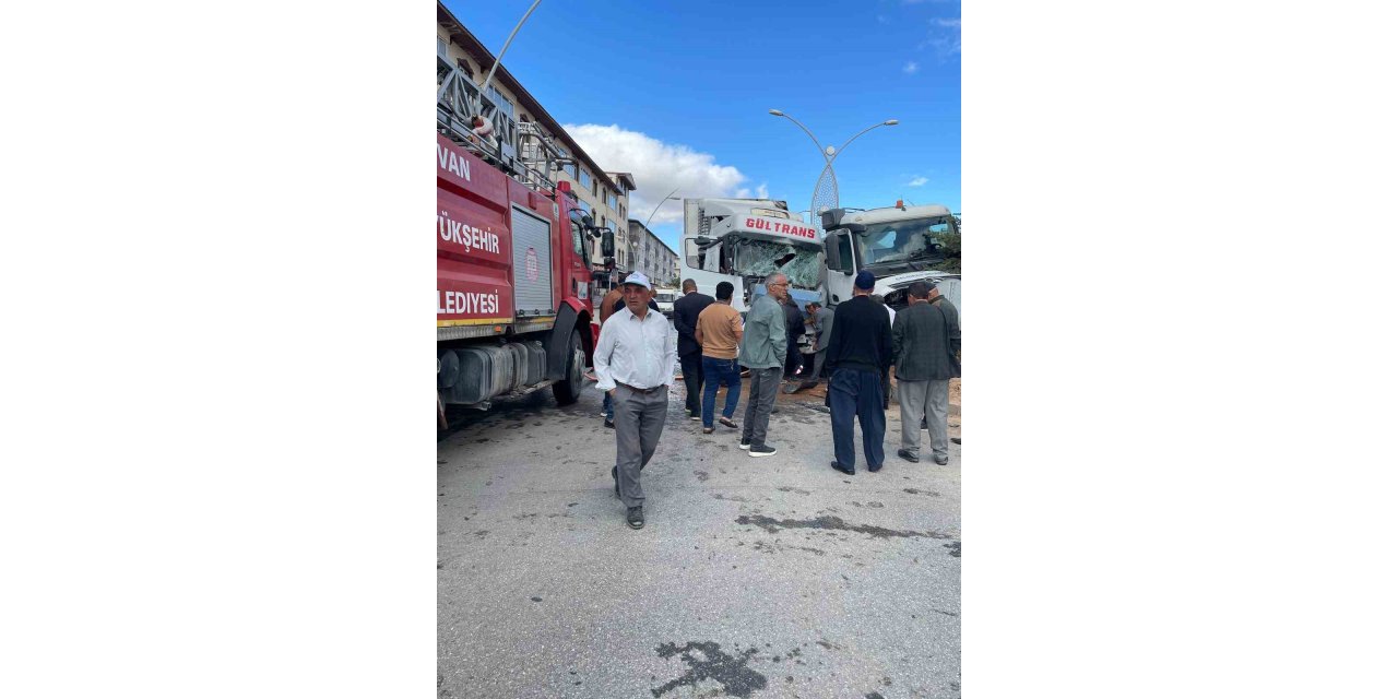 Van’da tır kamyona arkadan çarptı: 1 kişi yaralandı