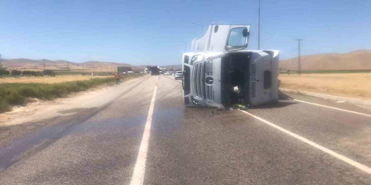 Malatya’da tanker devrildi: 1 yaralı