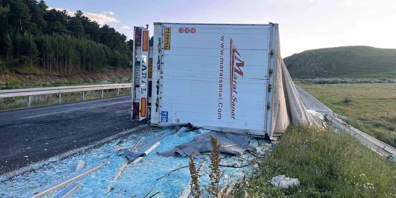 Ardahan’da tır devrildi: 1 yaralı