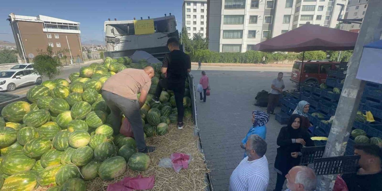 Elazığ'da esnaf 30 ton karpuzu ücretsiz dağıttı