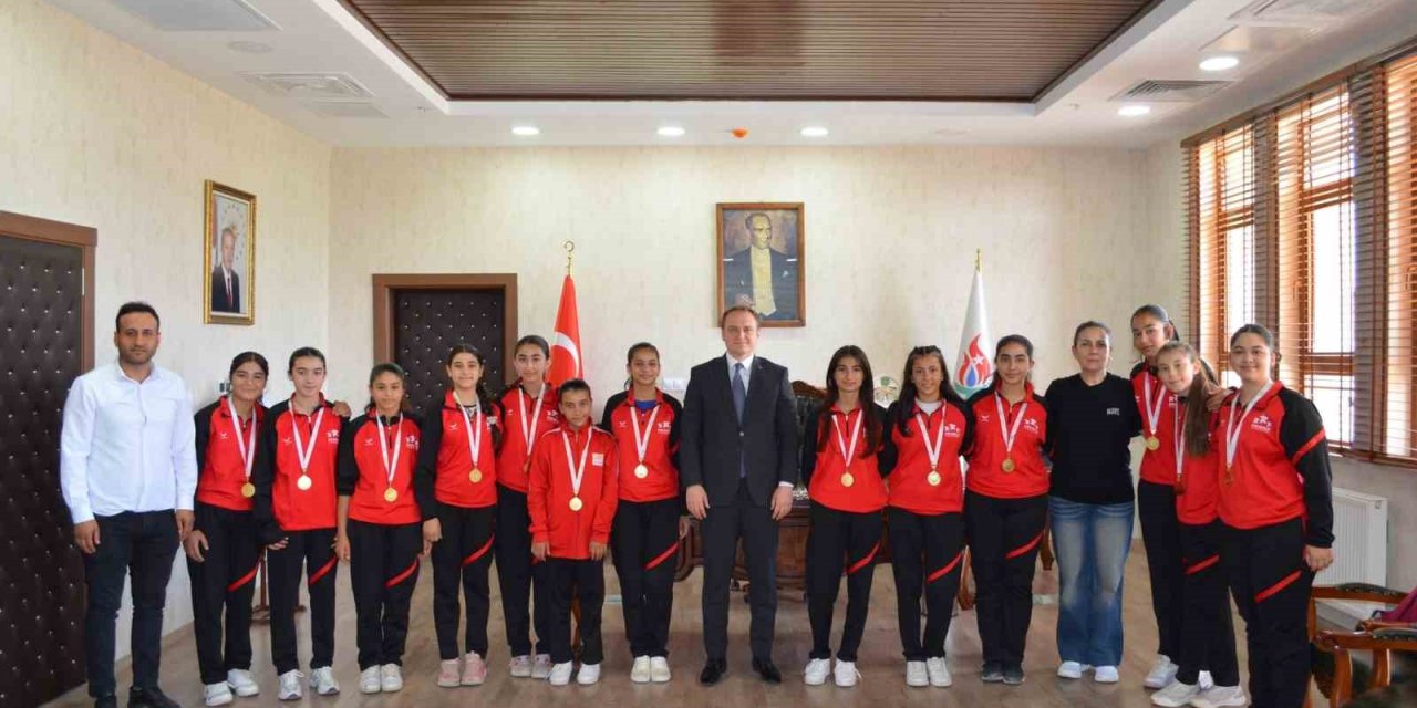 Kaymakam Koşansu, şampiyon voleybolcularla buluştu