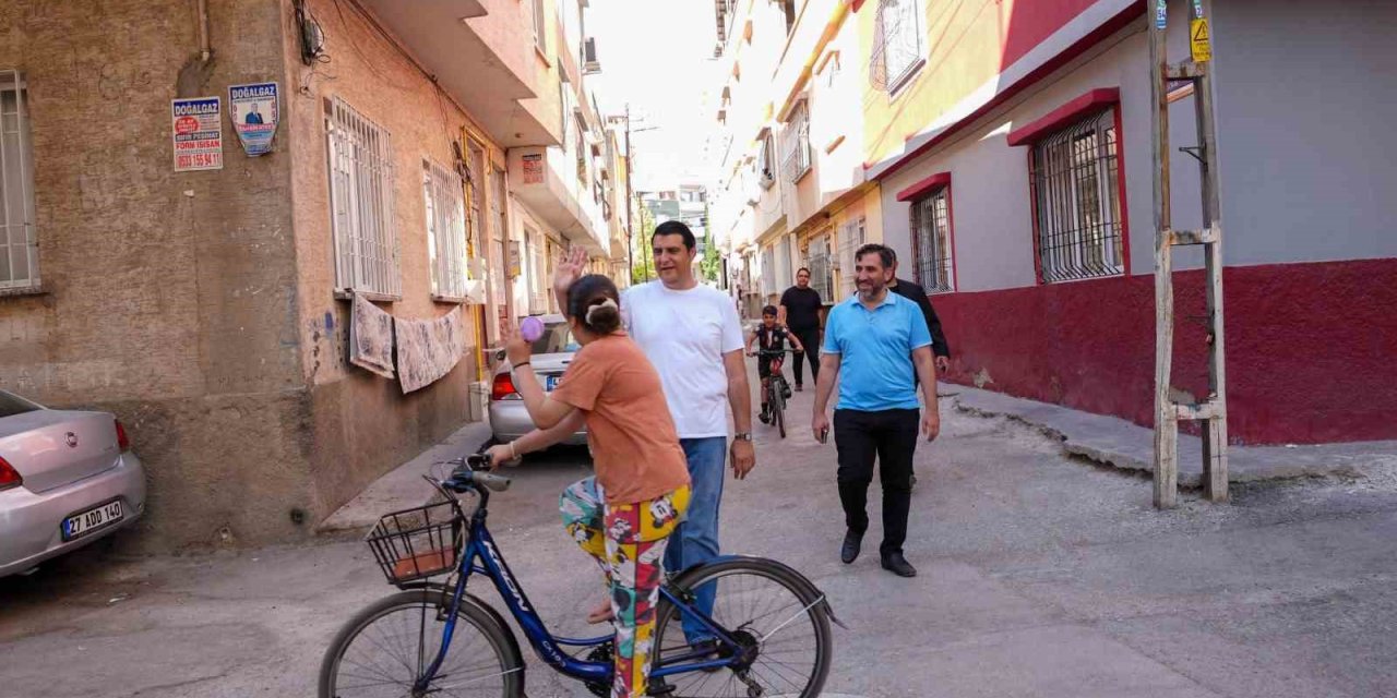 Yılmaz, sokak sokak gezerek, vatandaşlarla bir araya geldi