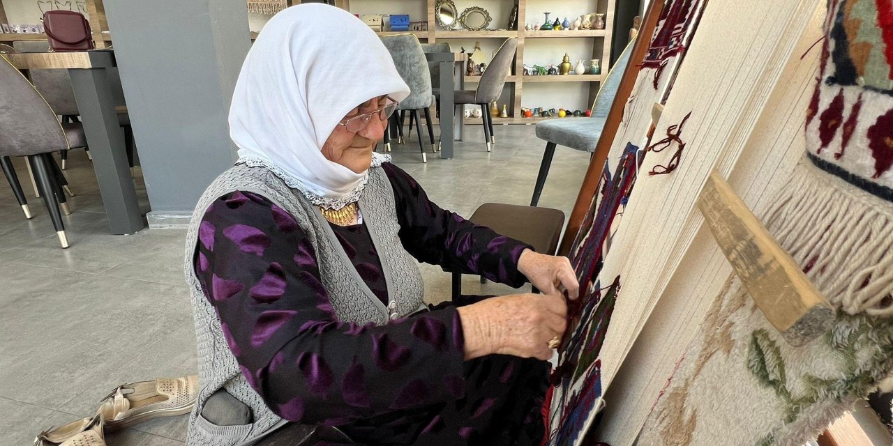 71 yaşındaki Hamri Işık, Yüksekova’da halı dokuma kültürünü yaşatıyor