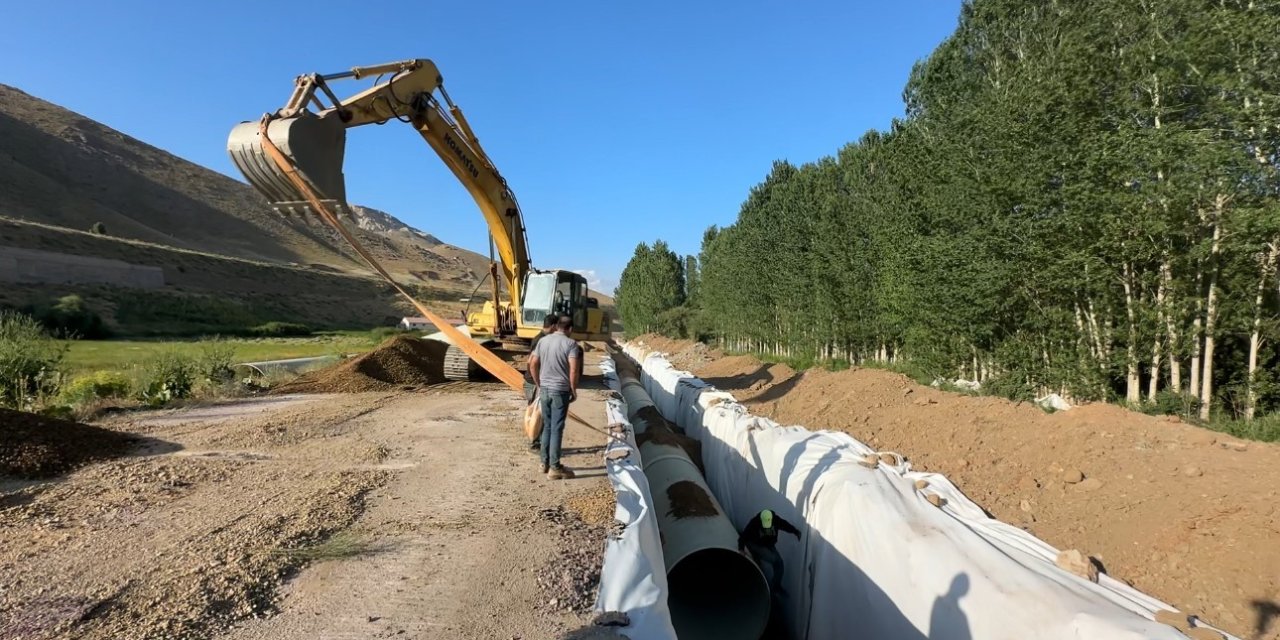 Yüksekova’da sulama hattı boru döşeme çalışmaları sürüyor
