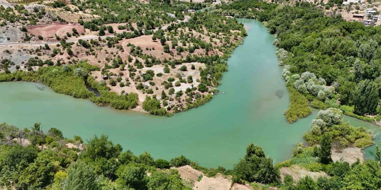 Diyarbakır’da yeşilliğiyle göz kamaştıran köy havadan görüntülendi