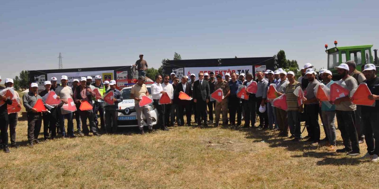 Muş'ta traktörlere reflektör takma programı