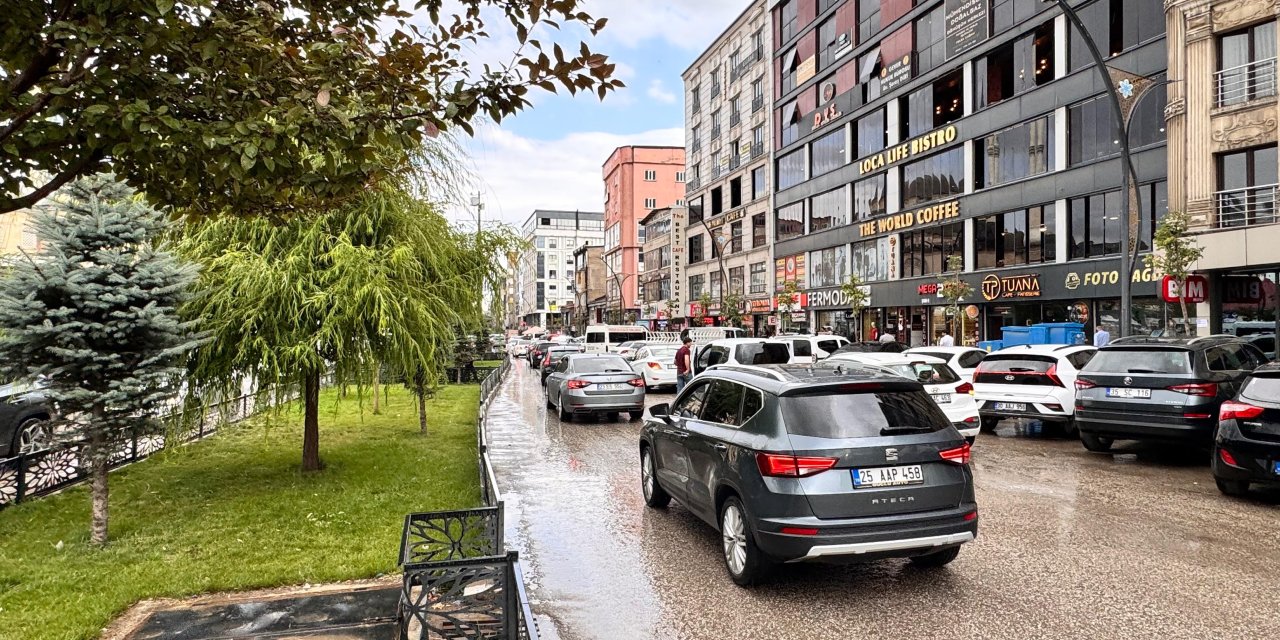 Yüksekova’da aniden bastıran sağanak, vatandaşları hazırlıksız yakaladı