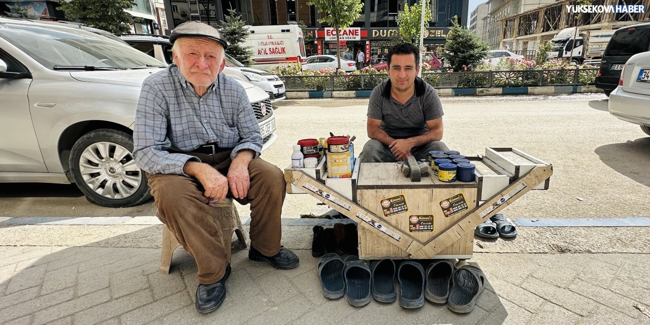 Ayakkabı boyacılığı yapan oğlunu yalnız bırakmıyor