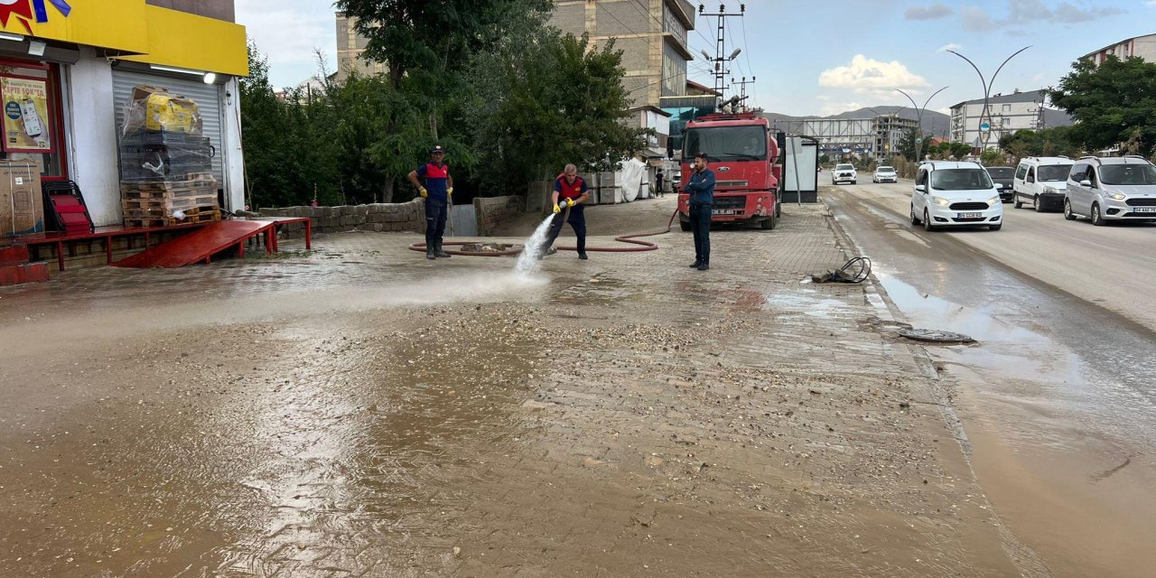 Yüksekova Belediyesi’nden toz ve çamura karşı temizlik çalışması