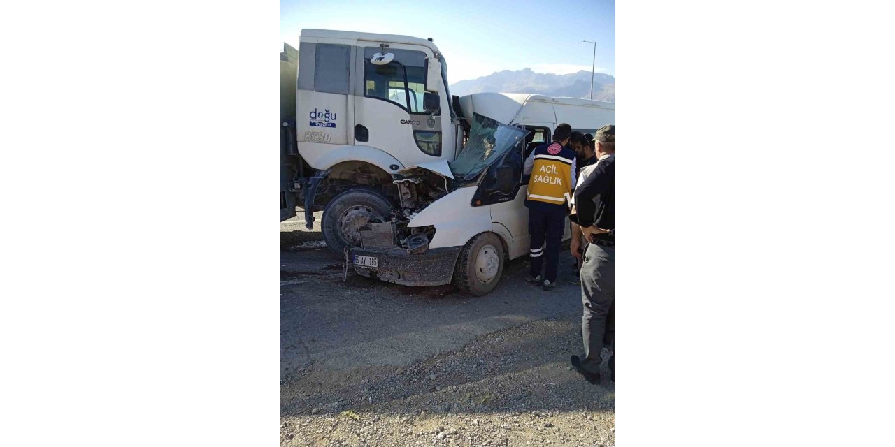 Van’da minibüs ile kamyon çarpıştı: 1 yaralı