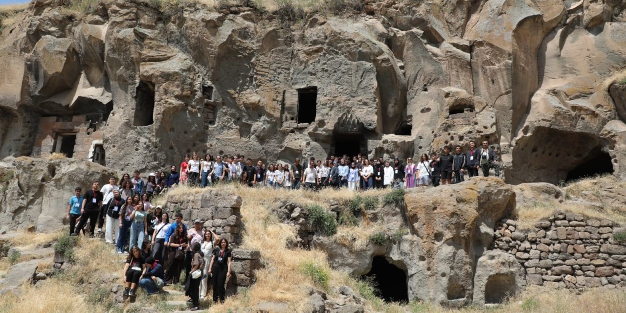 Antalyalı öğrenciler Bitlis'i gezdi