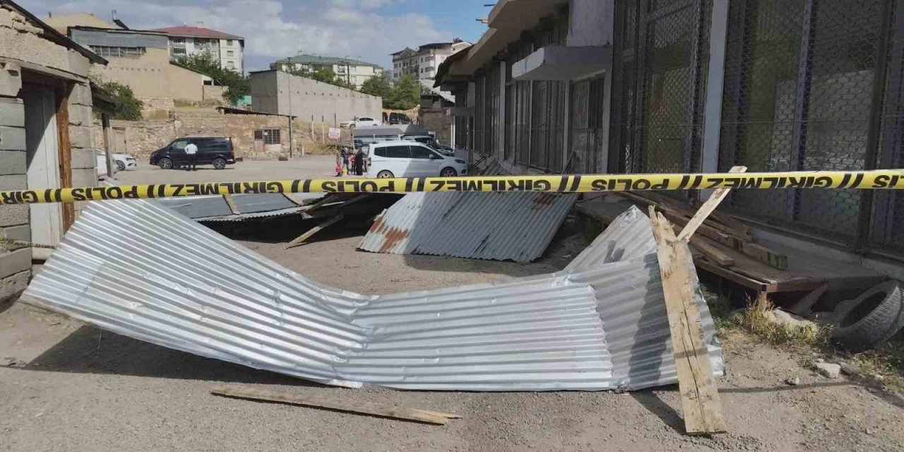 Van'da rüzgar çatıları uçurdu, 3 araç hasar gördü