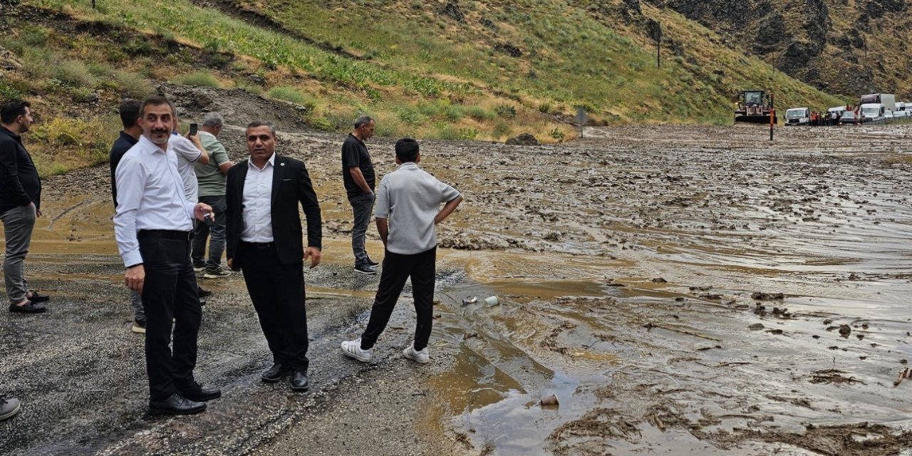Yüksekova-Van yolunda heyelan: Araçlar mahsur kaldı