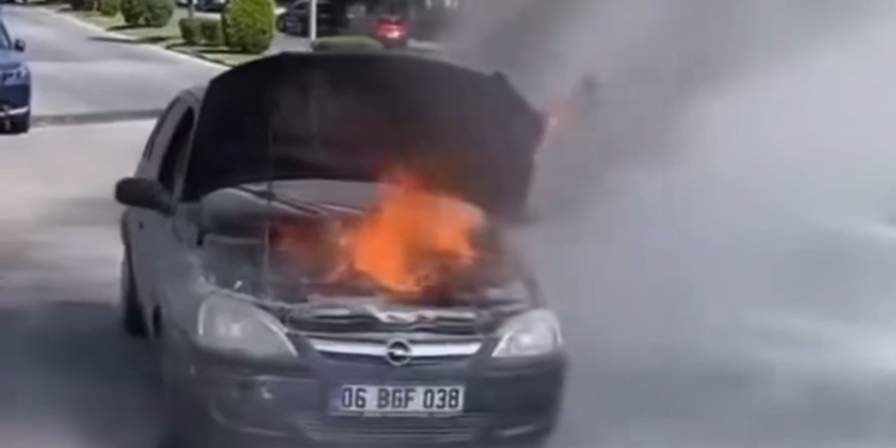 Seyir halindeki otomobil alev aldı