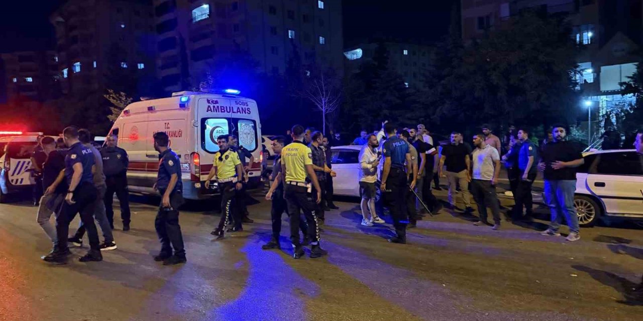 Antep’te 3 otomobilin karıştığı kazada ortalık savaş alanına döndü: 6 yaralı, 12 gözaltı