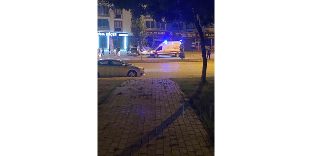 Takla atan otomobil, park halindeki araçlara çarptı