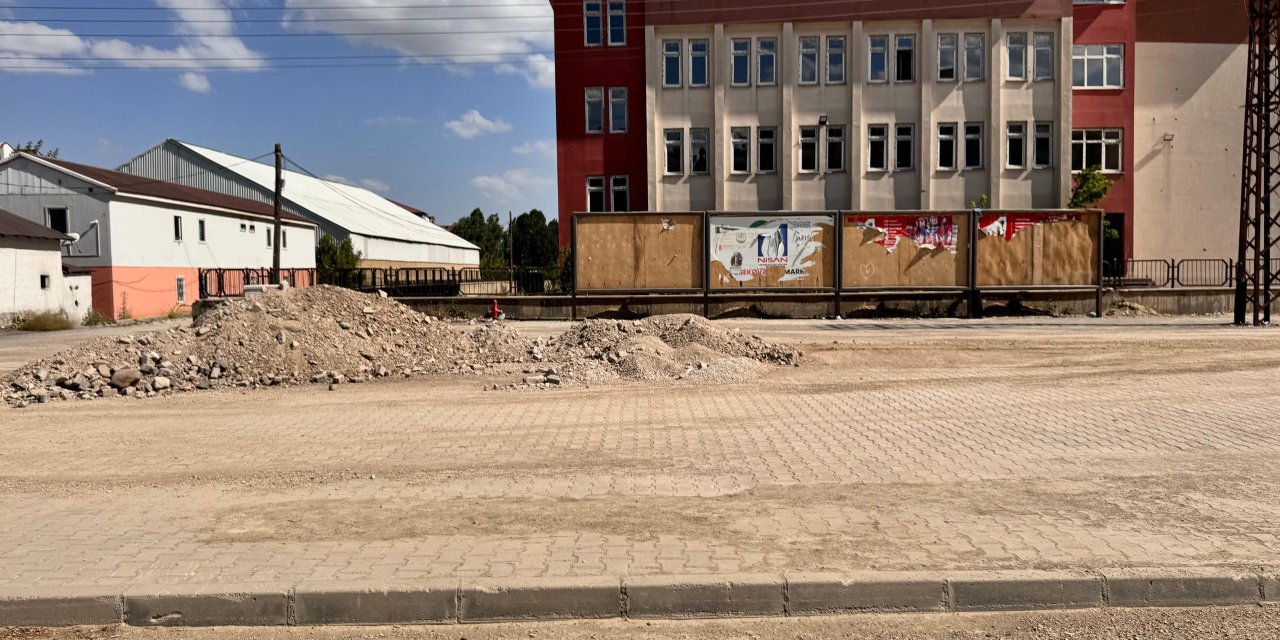 Yüksekova’da altyapı çalışması sonrası toprak yığını tepkisi