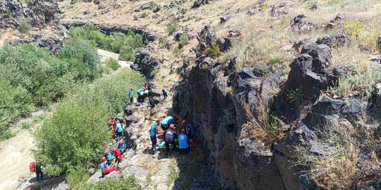 Van’da düşmeye bağlı yaralanan vatandaşları kurtarma tatbikatı