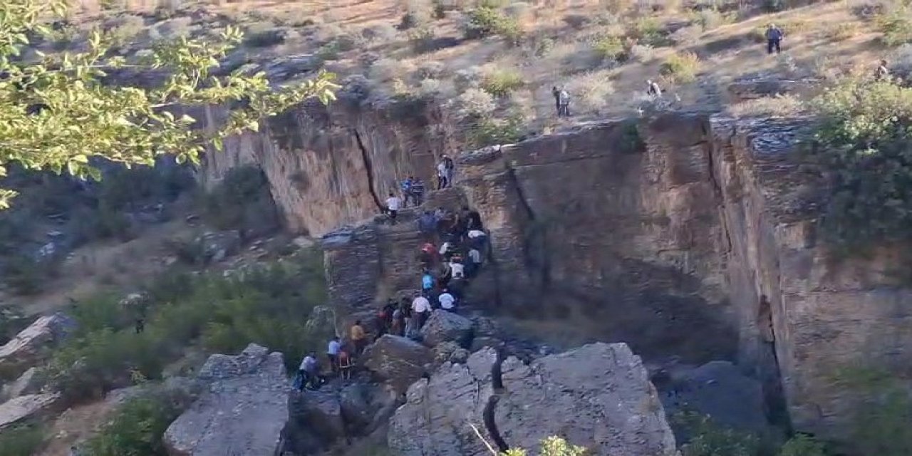 Adıyaman'da kontrolden çıkan kamyon uçuruma yuvarlandı: 1 ölü