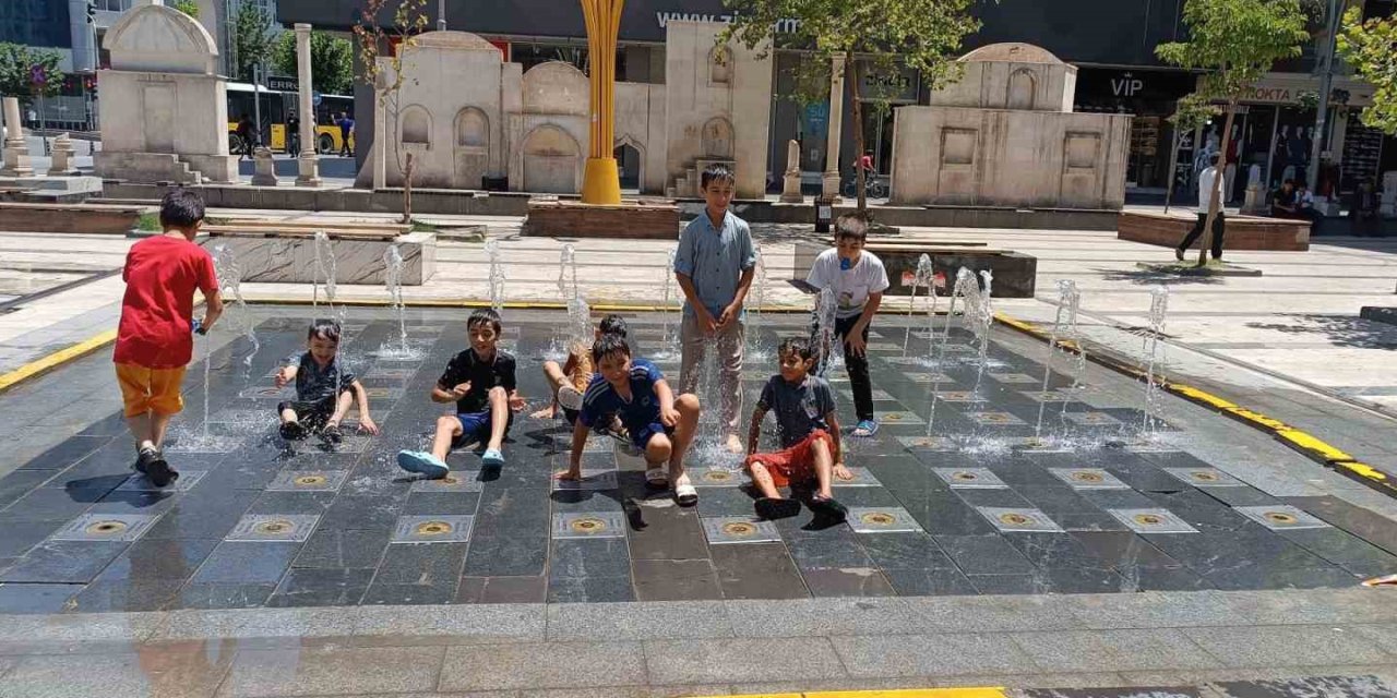 Batman’da sıcaklar bunalttı, büyükler bidonla başlarına su döktü, çocuklar ise süs havuzlarında serinledi