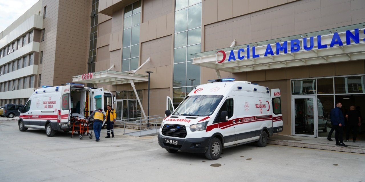Erzincan'da üzerlerine inşaat kalıbı düşen iki işçi yaralandı