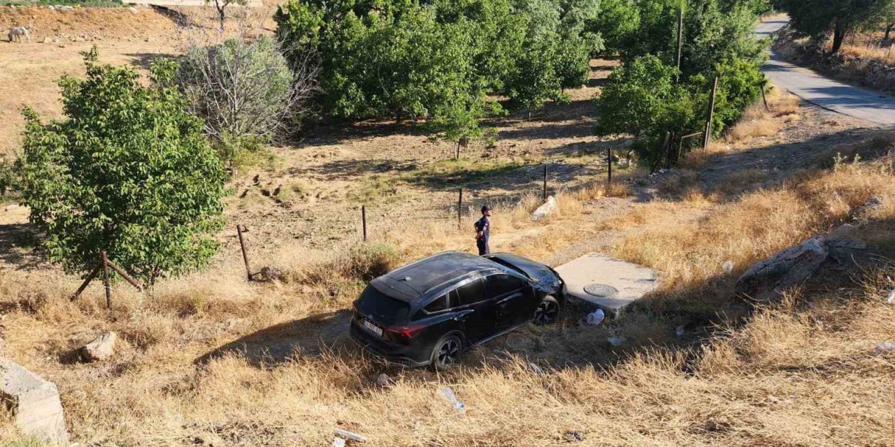 Gölbaşı'nda otomobil şarampole uçtu: 3 yaralı