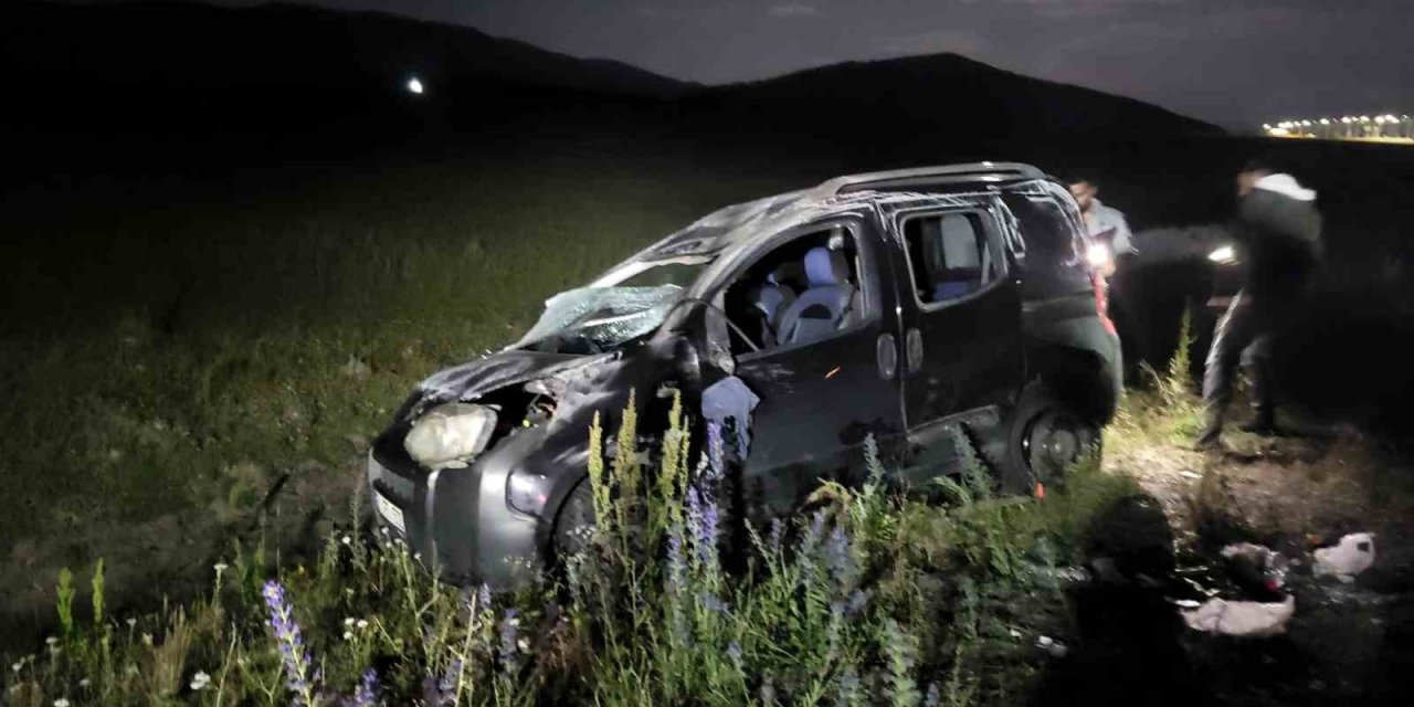 Sarıkamış’ta kontrolden çıkan araç şarampole devrildi: 4  kişi yaralandı