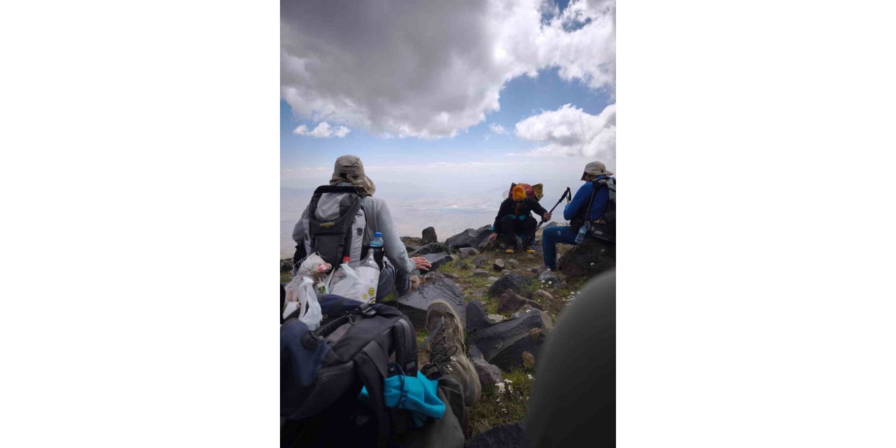 Yabancı turistlerden Ağrı Dağı’nda çevre temizliği
