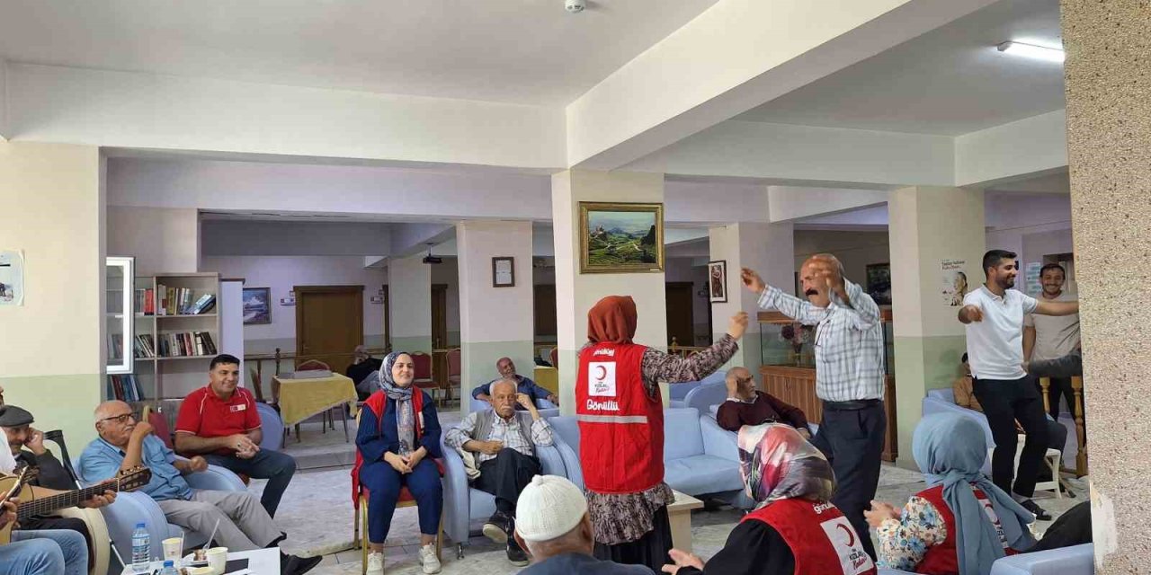 Kızılay gönüllülerinden huzurevine ziyaret