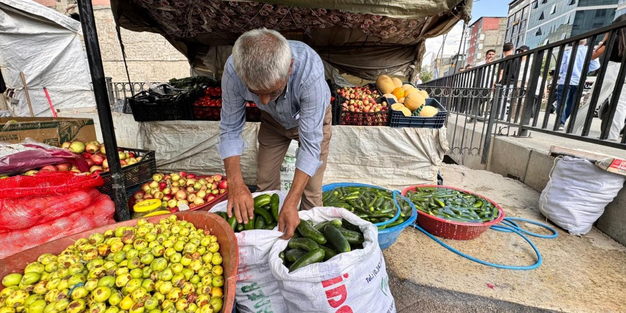 Çukurca’da topladığı sebzeleri Yüksekova’da satıyor