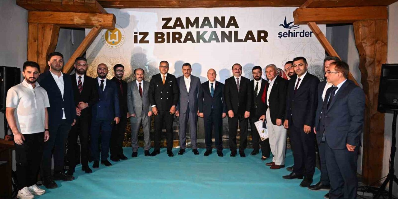 Zamana iz bırakanlara teşekkür ve plaket verildi