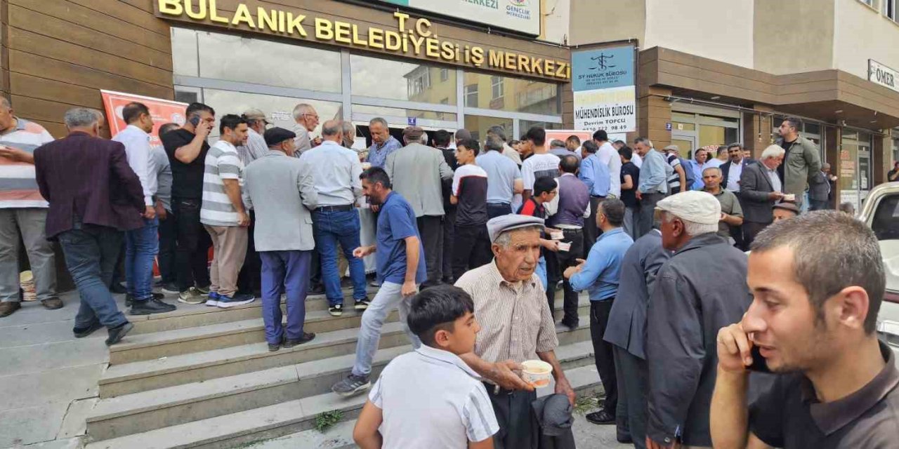 Bulanık Kaymakamlığın 3 bin kişilik aşure dağıtıldı