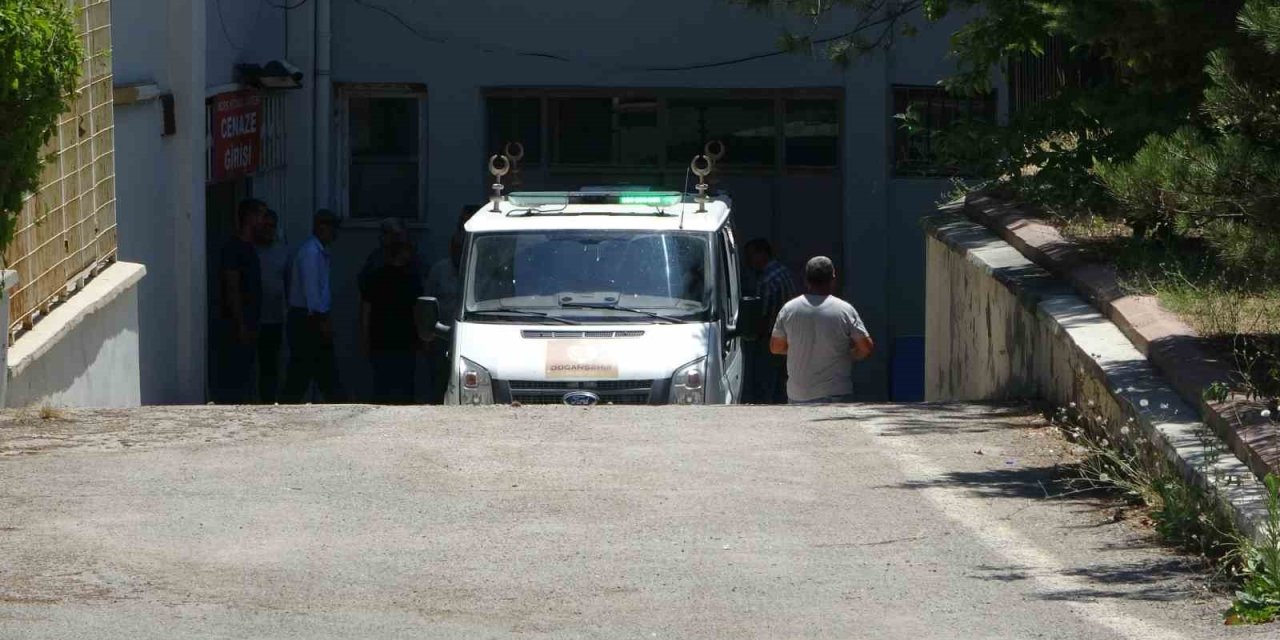 Malatya’da Tesla kazası: Araç ikiye bölündü, 2 ölü