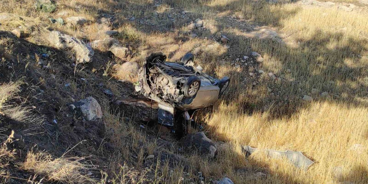 Şanlıurfa’da işçi servisi ile otomobil çarpıştı: 12 kişi yaralandı