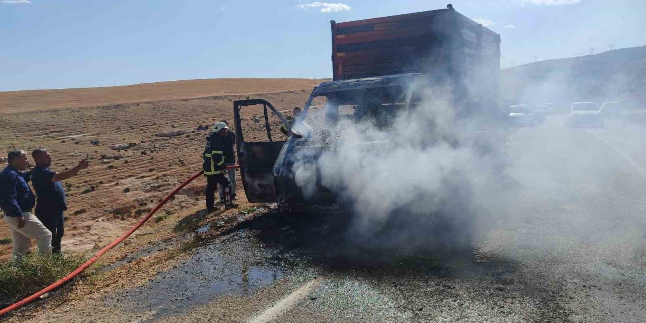 Adıyaman'da üzerinde traktör römorku bulunan kurtarıcı kamyonet yandı
