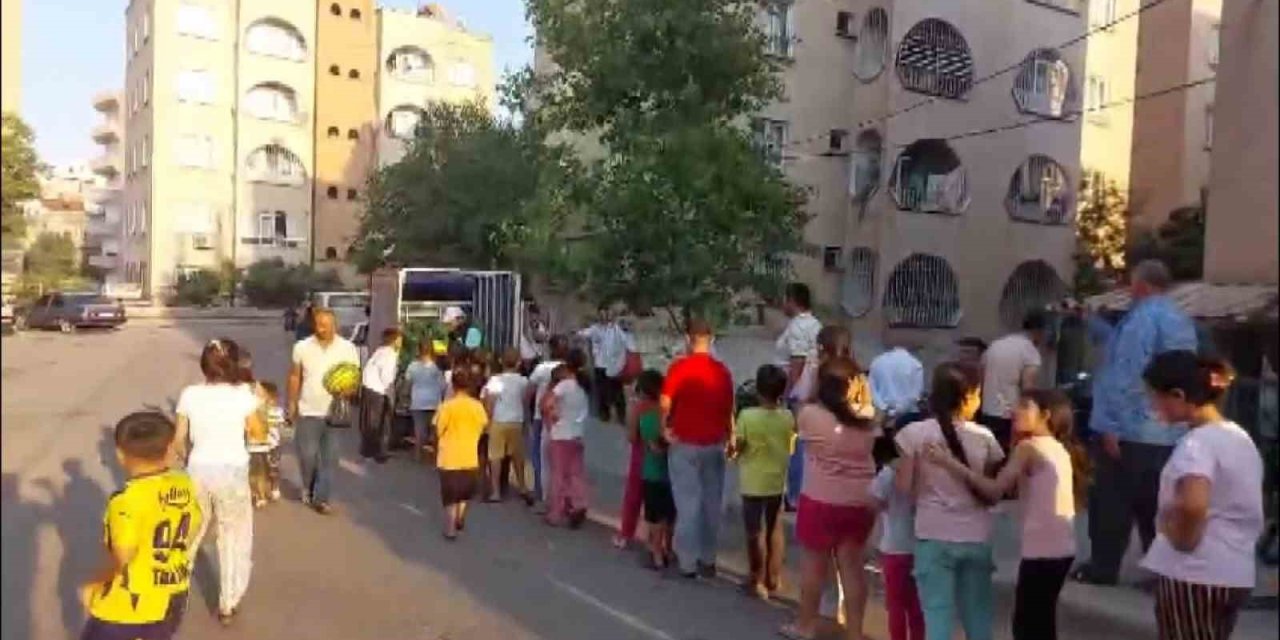 Gaziantep'te davul zurna eşliğinde 7 ton karpuzu 10 dakikada dağıttı