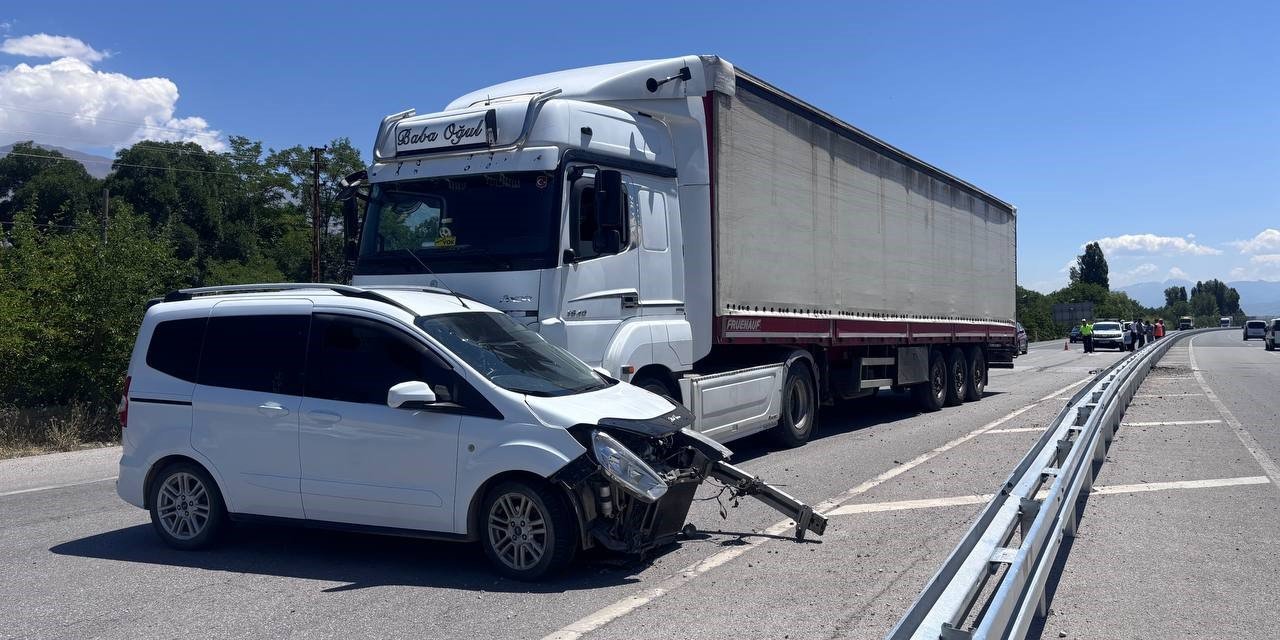 Erzincan-Erzurum kara yolunda otomobil ile tır çarpıştı: 2 yaralı