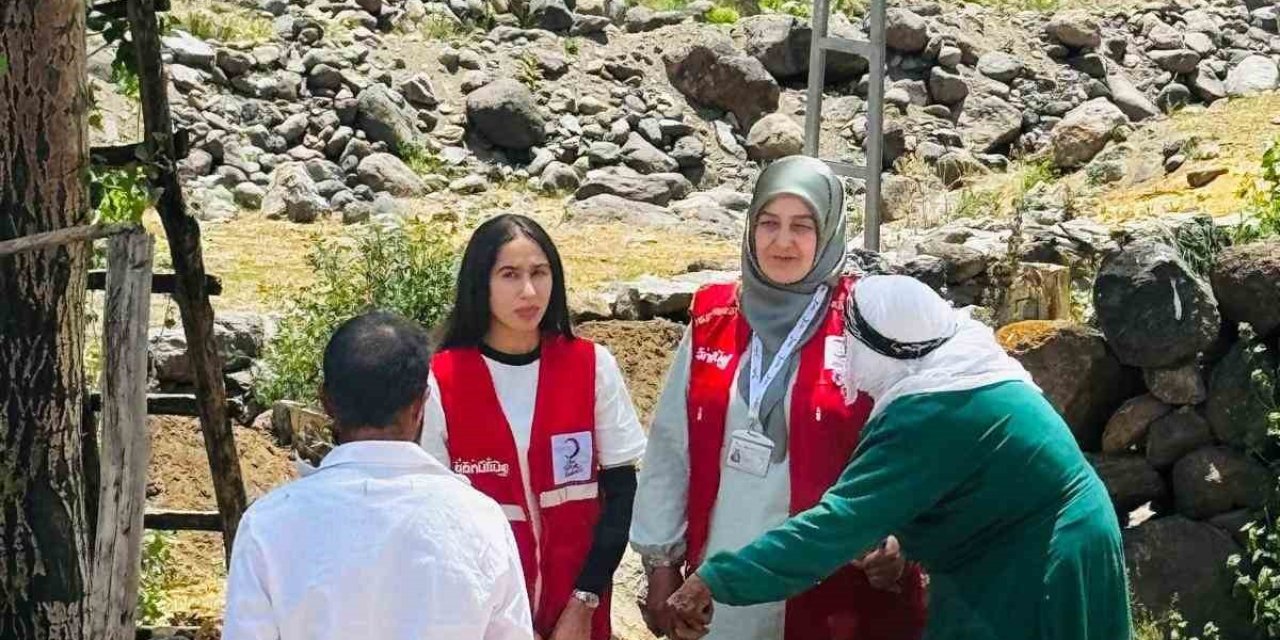 Patnos’ta 90 yaşındaki kadına Kızılay'dan destek