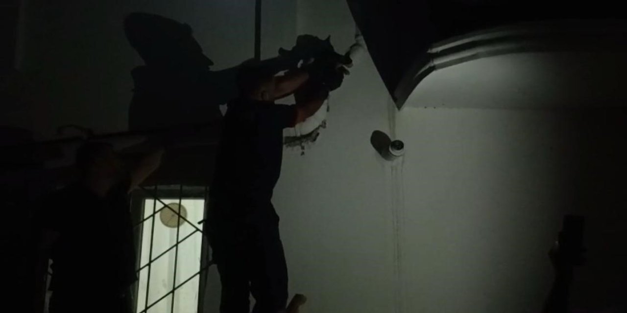 Batman’da lavabo borusuna sıkışan kedi kurtarıldı