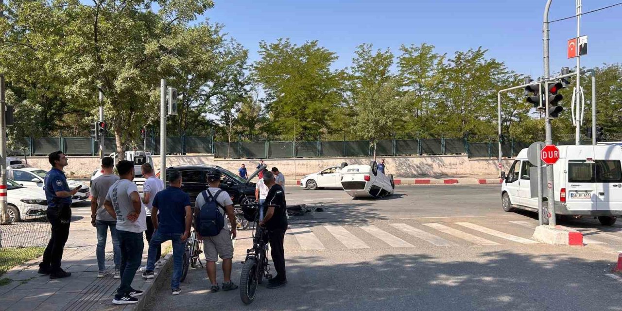 Siirt’te trafik kazasında maddi hasar meydana geldi