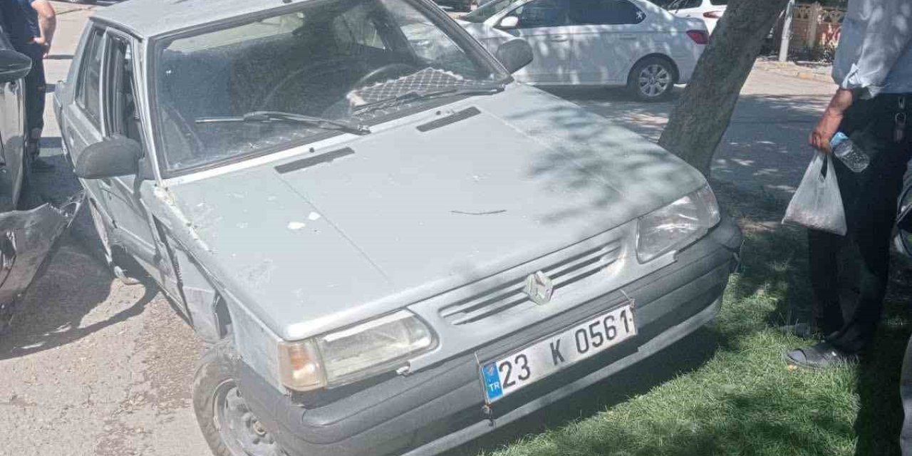 Elazığ’da iki otomobil çarpıştı