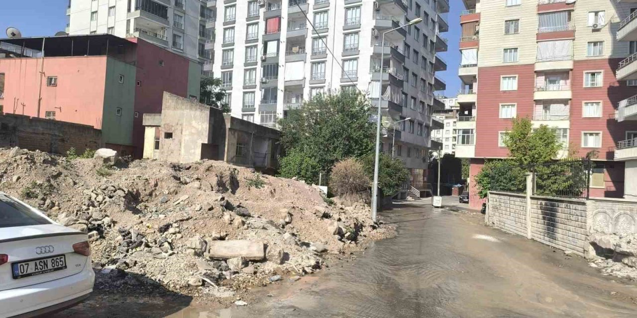 Kurtalan’da içme suyu hattı patladı