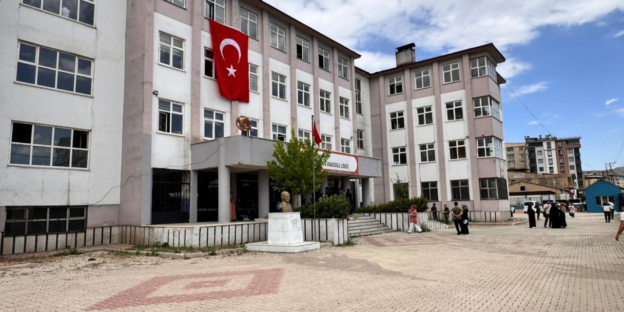 Yüksekova’da ÖABT sınavı başladı