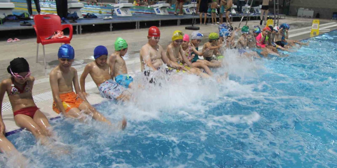 Gaziantep’te günlük 3 bin kişiye yüzme öğretiliyor