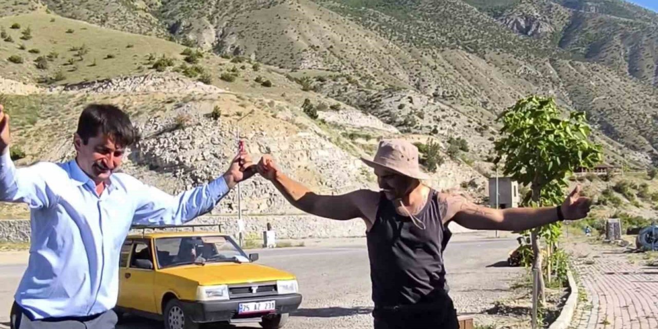 Dünyayı gezen Portekizli turist, Tortum Şelalesi’nde halay çekti