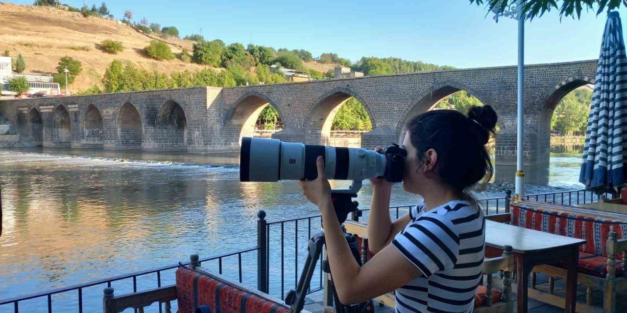 Doğa sanatçısı Taş, Hevsel Bahçelerini objektifine taşıyor