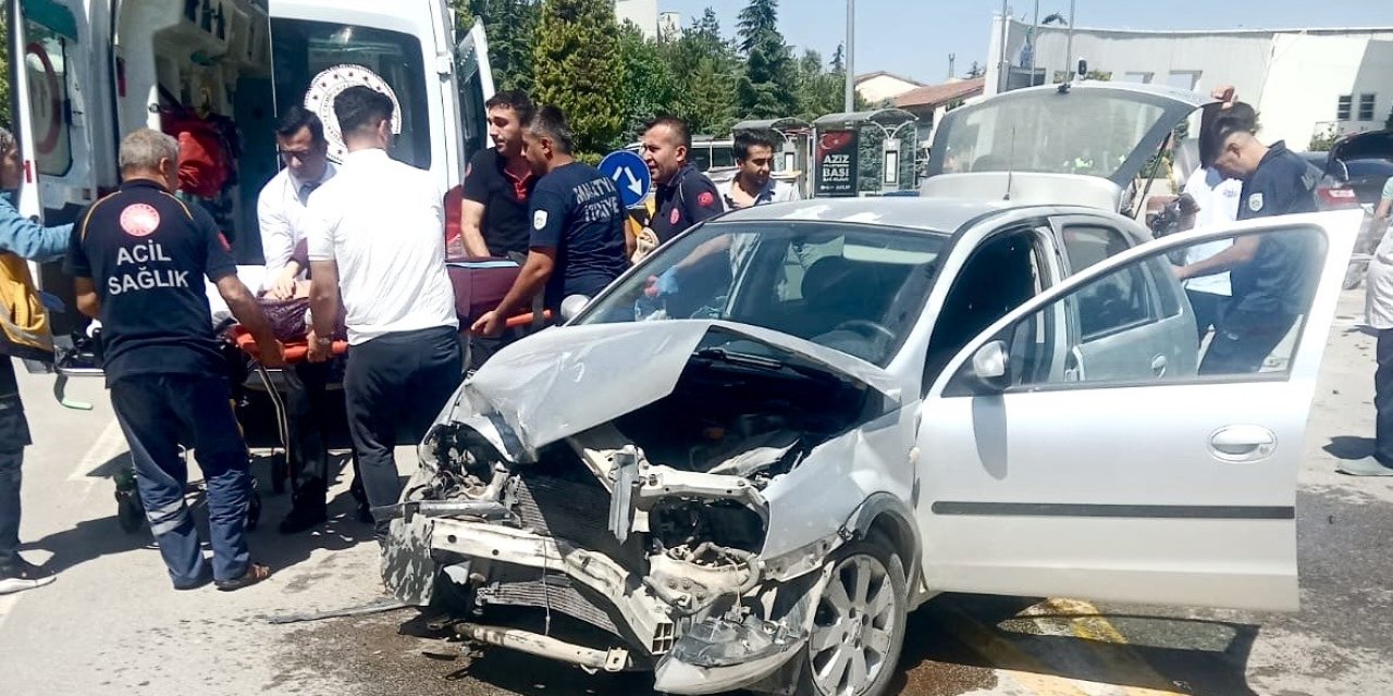 Malatya'da iki otomobil çarpıştı: 4 kişi yaralandı