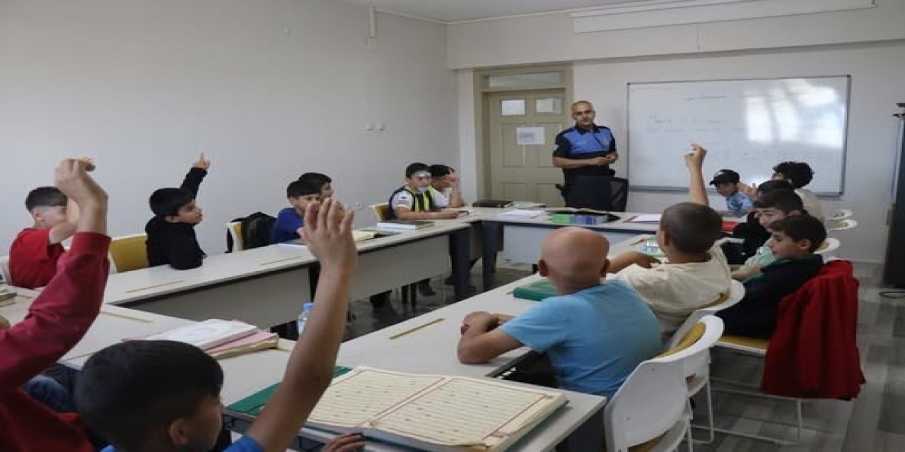 Erzurum'da polisten çocuklara bilinçli internet kullanımı bilgilendirmesi